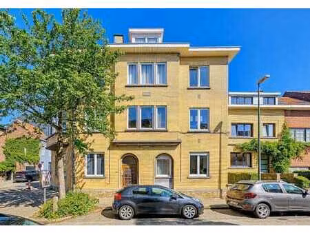 prox. stockel - apt de +/- 81m² entièrement rénové 2 ch.