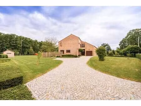 villa d'exception avec un bois privé sur un terrain de 4 350