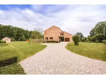 villa d'exception avec un bois privé sur un terrain de 4 350