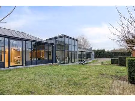 immeuble de bureaux commercial avec résidence dans un endroi
