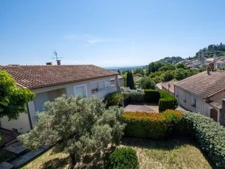 magnifique situation pour cette maison de deux appartements avec jardin