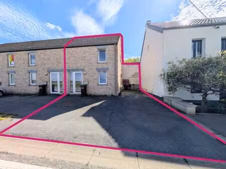 maison 3 façades  2 ch. avec plusieurs places de parking