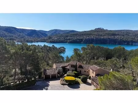 ensemble immobilier 279 m² en bordure du lac