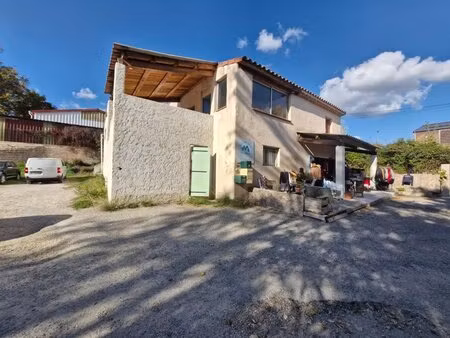 bâtiment en zone artisanale avec logements