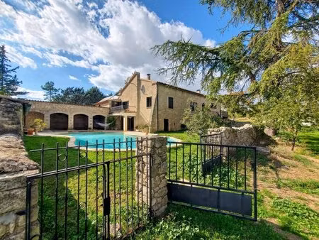 proche forcalquier  propriété de 231 m² sur 20 hectares
