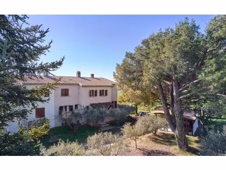 maison composée de deux appartements  2000 m² de terrain  dépendances