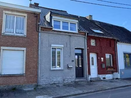 maison avec terrasse et jardin agréable