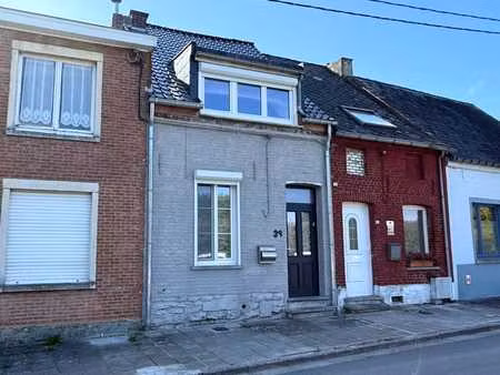 maison avec terrasse et jardin agréable