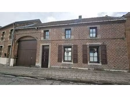 grande maison avec passage latéral et beau jardin