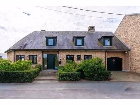 maison avec jardin et garage idéalement située