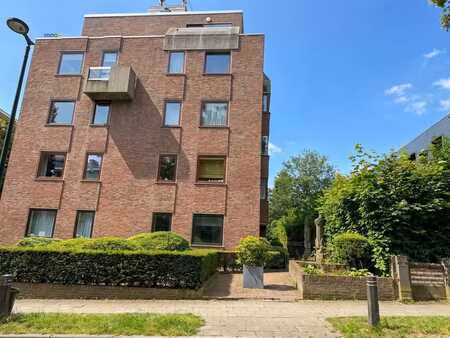 studio lumineux avec parking sur uccle