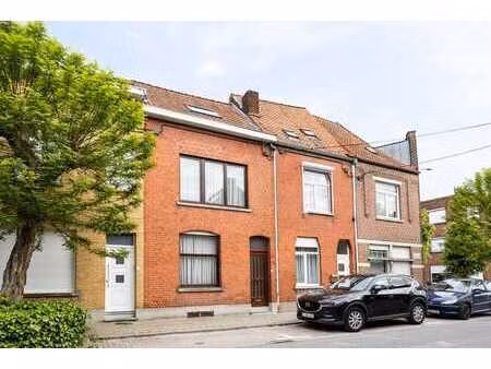 maison à rénover avec 3 chambres et jardin urbain