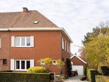 maison mitoyenne située dans un quartier calme à courtrai  o