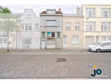 maison familiale à rafraîchir  dotée d'une cour ensoleill...