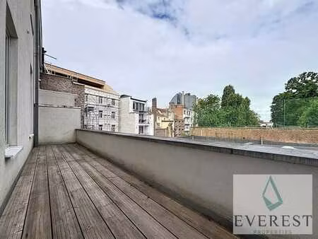 place flagey!bel appartement meublé 2 chambres avec terrasse