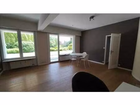 superbe rez-de-chaussée avec grande terrasse et parc privé