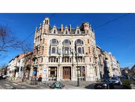 dans hôtel de maître superbe appartement 2 chs rénové