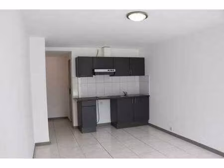 studio rénové en face de la gare de mons