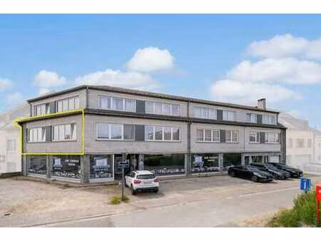 appartement avec une chambre et une terrasse