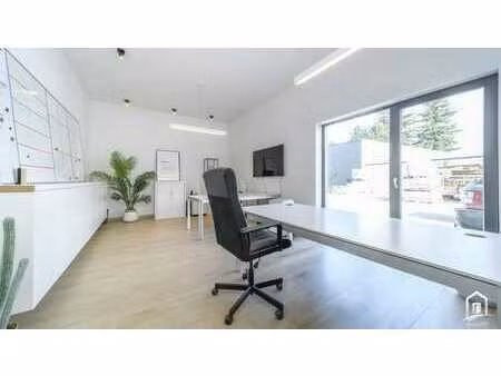 multifunctioneel magazijn van 800 m² met burelen nabij ce...