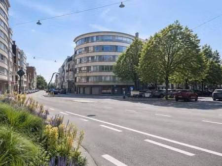 lichtrijk en gerenoveerd appartement met 2 slaapkamers op...