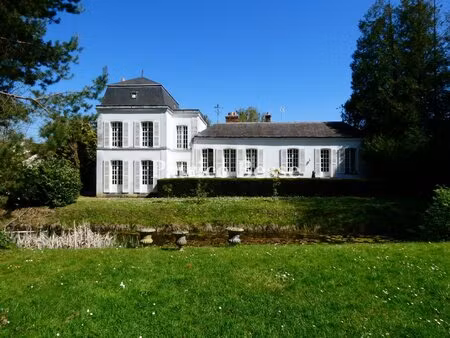 aux portes de la forêt de dourdan  une maison de campagne dans un parc de haute futaie.