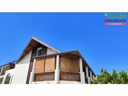 vivez les roches noires au quotidien – duplex vue mer avec accès plage immédiat