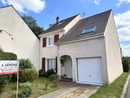 maison familiale aux beaux volumes  située dans un environnement recherché.