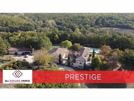 splendide demeure à 12 pièces avec grand terrain  piscine et garage.