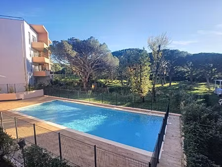 frejus t2 terrasse  place de parking  piscine
