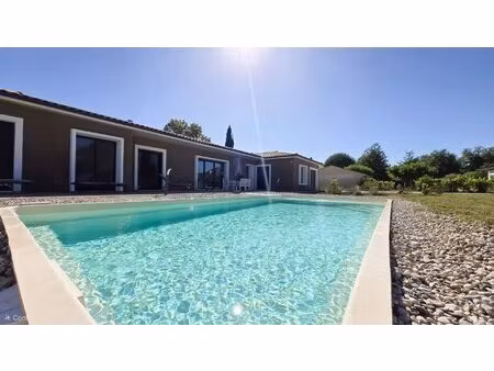 maison d'architecte de plain-pied avec piscine dans un cadre de vie privilégié aux portes.