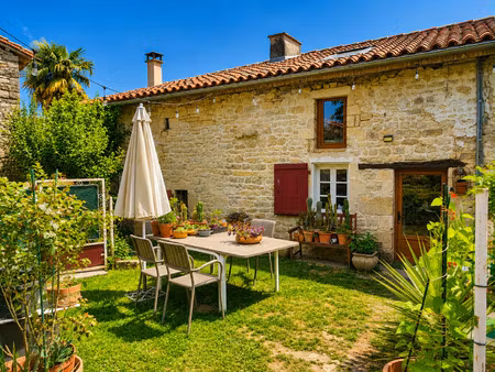 maison en pierre avec jardin  dépendances et grange à mansle