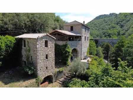 maison en pierre avec accès rivière à pied