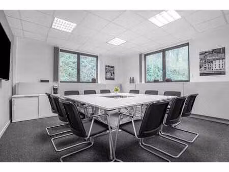 bureau pour 20 employés à regus jambes