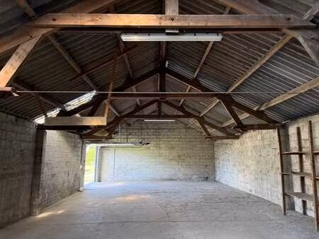 garage à louer à nassogne  130 m2  idéal stockage