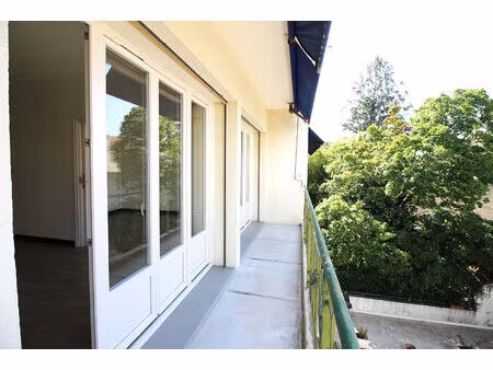 nimes lumineux appartement p3 de 74m² avec 2 balcons et ascenseur  garage et cave en sous-