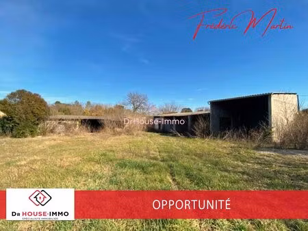 castelnau valence  terrain constructible de 3400 m² au calme avec 300 m² d'entrepôts.