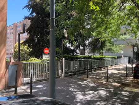 location garage fermé proximité mairie 6ème