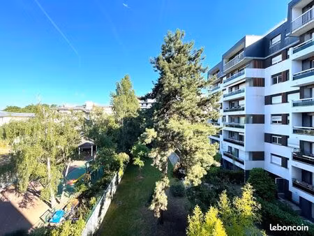grand 2 pièces meublé d'une superficie de 56m2 avec balcon situé à proximité immédiate du 