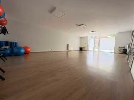 5 bureaux et salle polyvalente de 64 m²