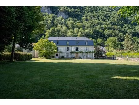 élégante maison de maitre au pied des pyrénées