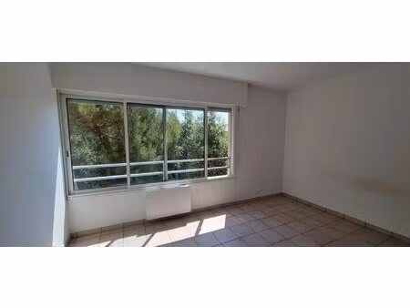 trois pièces sur deux niveaux avec terrasse  cave et garage