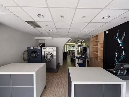 à louer - local commercial de 70 m² avec extérieur