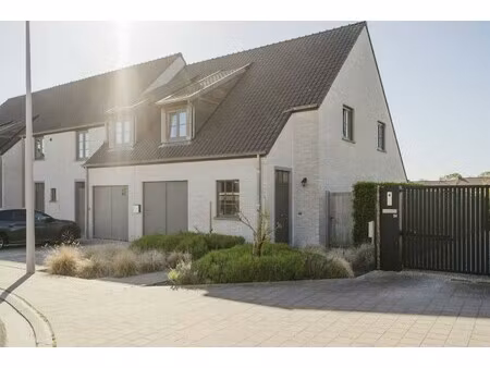 recente halfopen hoekwoning met 3 slaapkamers in rollegem
