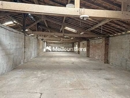 entrepôt fermé d'environ 600m² sur un terrain de plus de 1 800m²