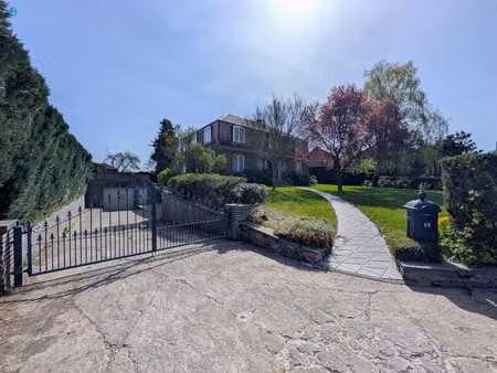 villa coup de coeur avec jardin arboré et garages