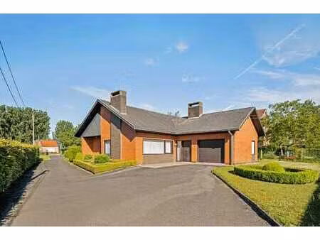 maison individuelle avec 3 chambres sur un grand terrain or