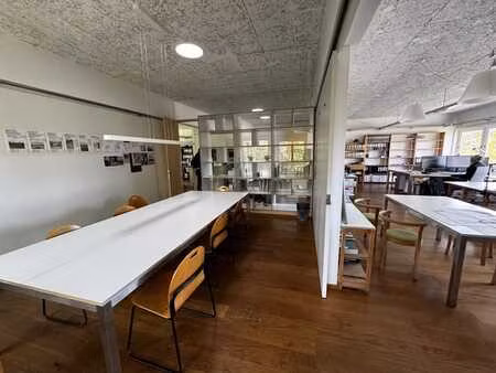 bureaux lumineux dans un environnement verdoyant
