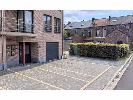 garage fermé rdc – centre de hannut – accès direct rue