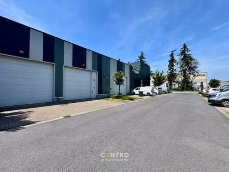 geïsoleerde nb opslagruimte (161m²) met private parking v...